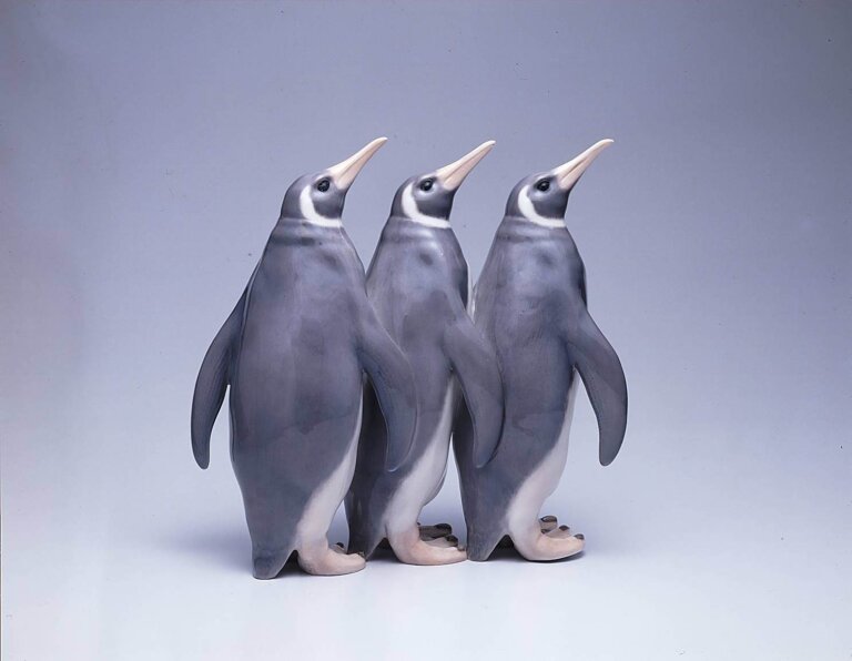 作品画像 テオドール・マドセン（デザイン）　ロイヤル・コペンハーゲン（製造）《ペンギン》 1902年頃　東京都庭園美術館蔵