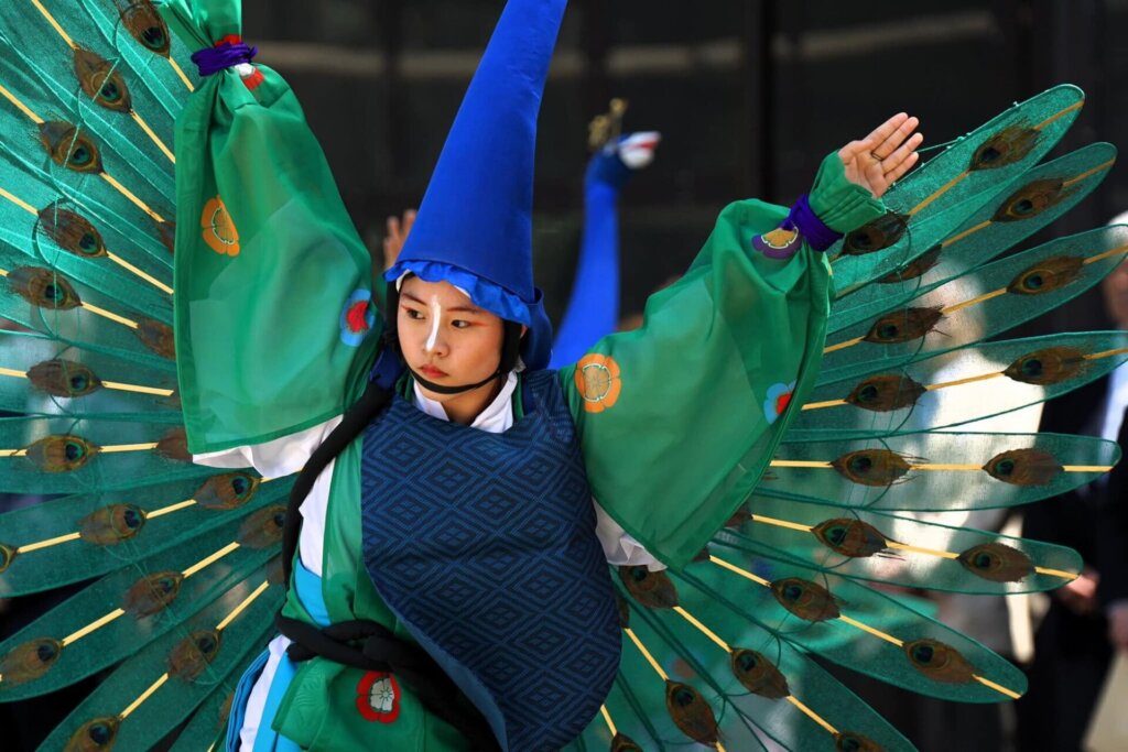 久伊豆神社での孔雀の舞の様子