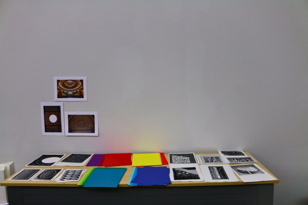 行灯の制作に用いた材料が机に並べられている様子