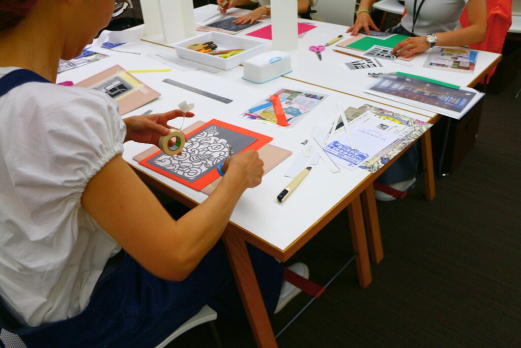 型紙を画用紙に固定する様子