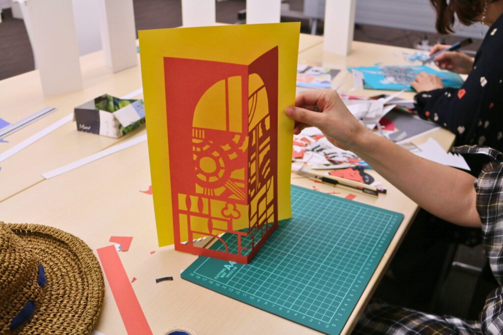 建物に見られる様々な文様のデザインを組み合わせて紋切りした画用紙