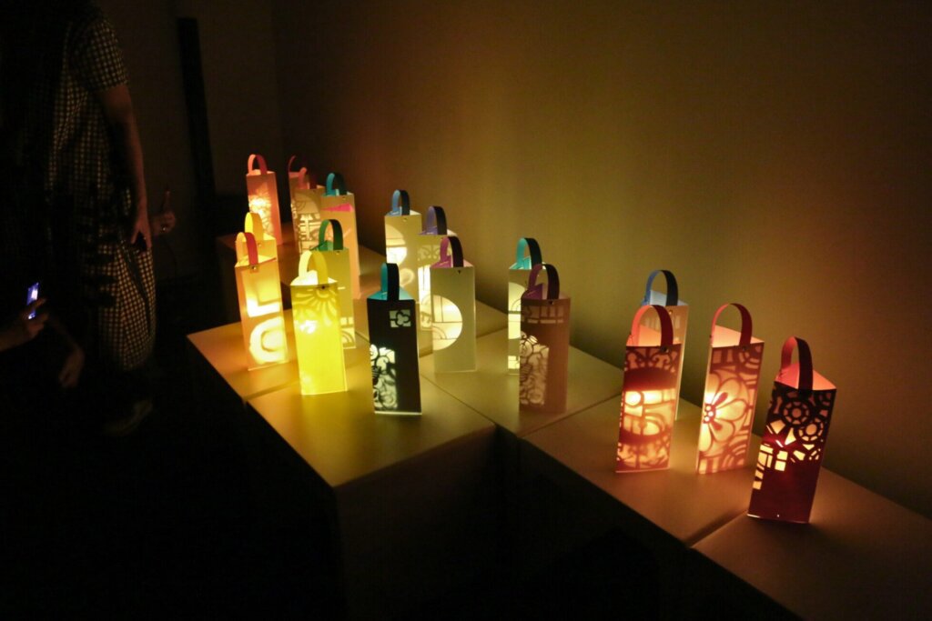 暗闇で行灯を点灯させた様子