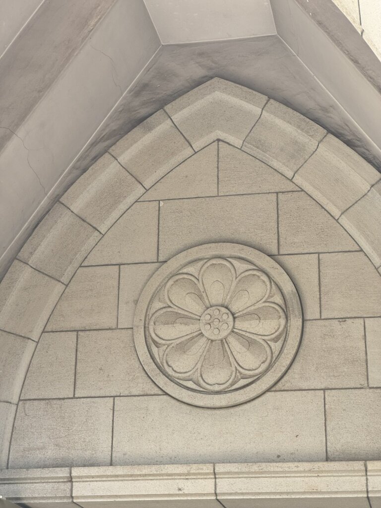 旧公衆衛生院の外観にみられる装飾