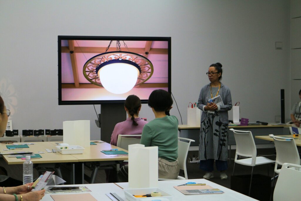 ワークショップ講師の下中菜穂さんがレクチャーする様子