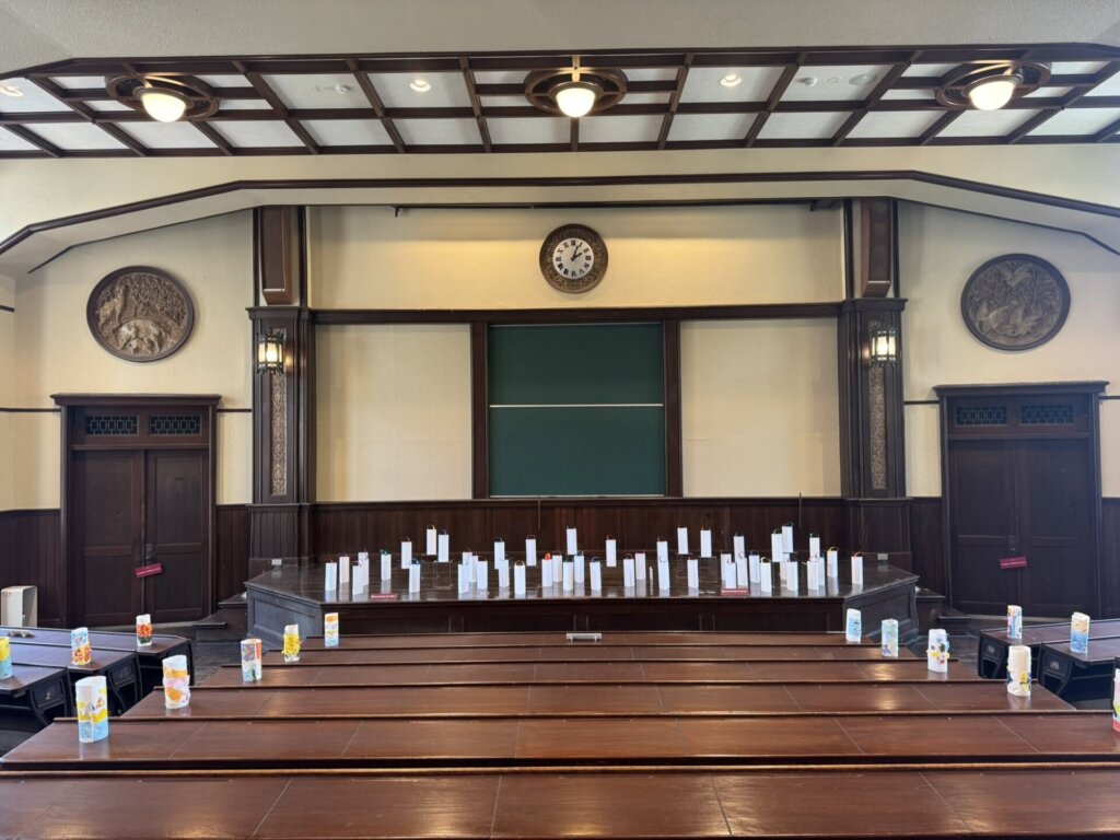 旧公衆衛生院で行われた「夏の行灯ナイト2025」の展示風景