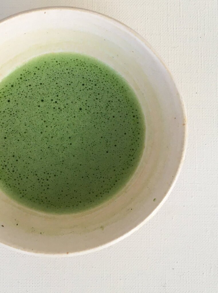 茶碗に点てられた抹茶