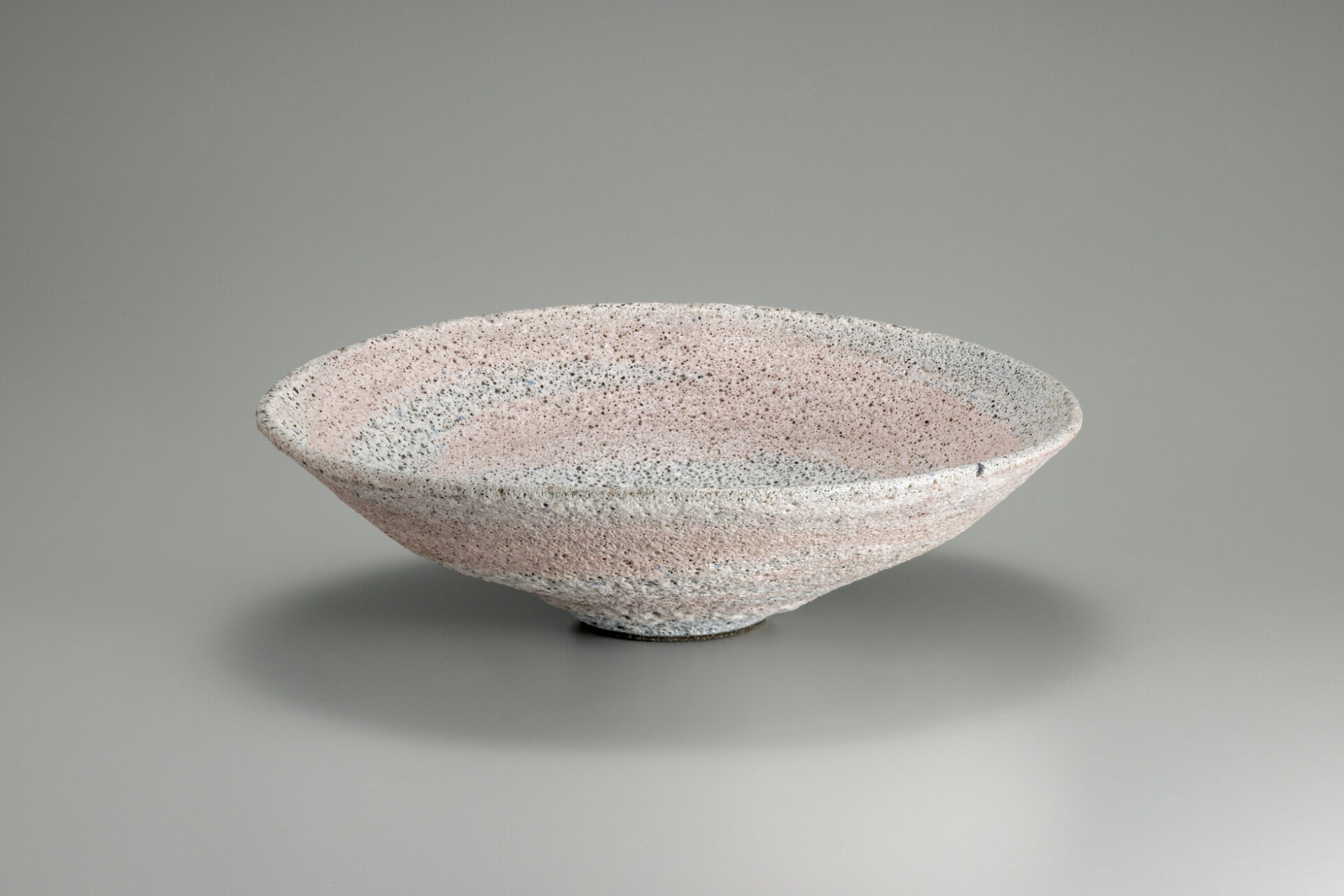 ルーシー・リー《溶岩釉鉢》1980年頃 井内コレクション（国立工芸館寄託） 撮影：品野 塁