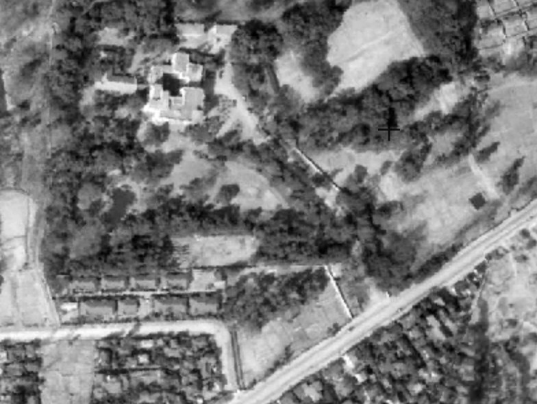 1945年から50年までの朝香宮邸空中写真（出典：国土地理院撮影の空中写真（1945から50年撮影）