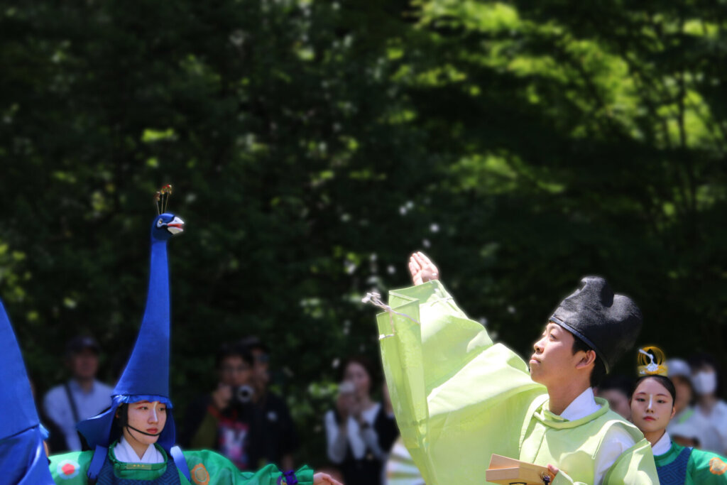 宮司役の演者が紙吹雪をまく様子