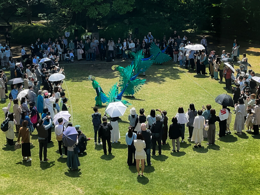 孔雀の舞が披露されるイベント会場を上から捉えた、観客でにぎわう光景