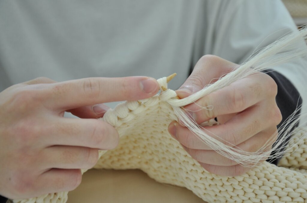 展示作品のうち、編作品を制作する様子