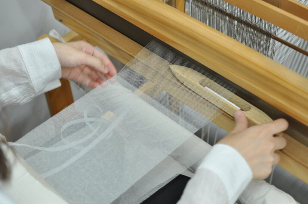 展示作品のうち、編作品を制作する様子