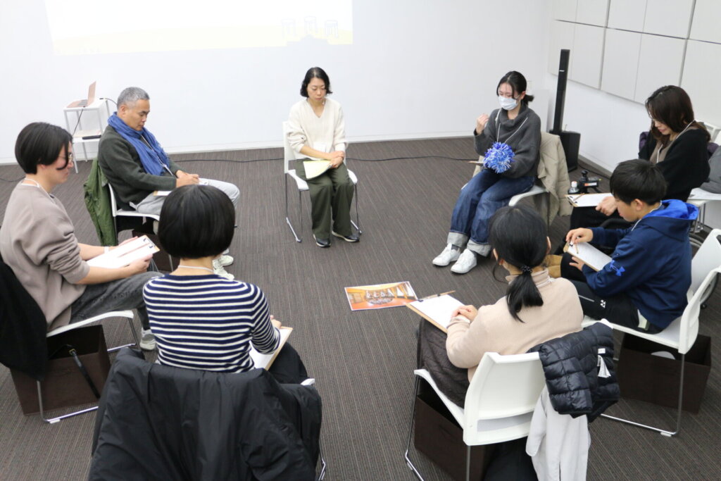 新館ギャラリー2で対話をする参加者の様子