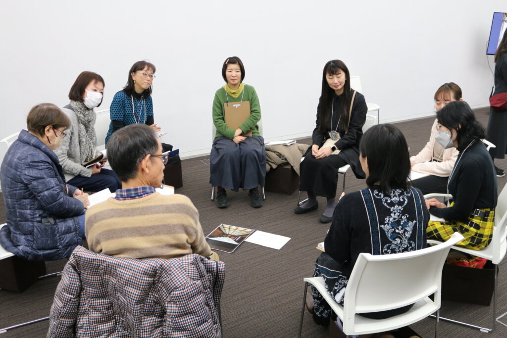 新館ギャラリー2で対話をする参加者の様子