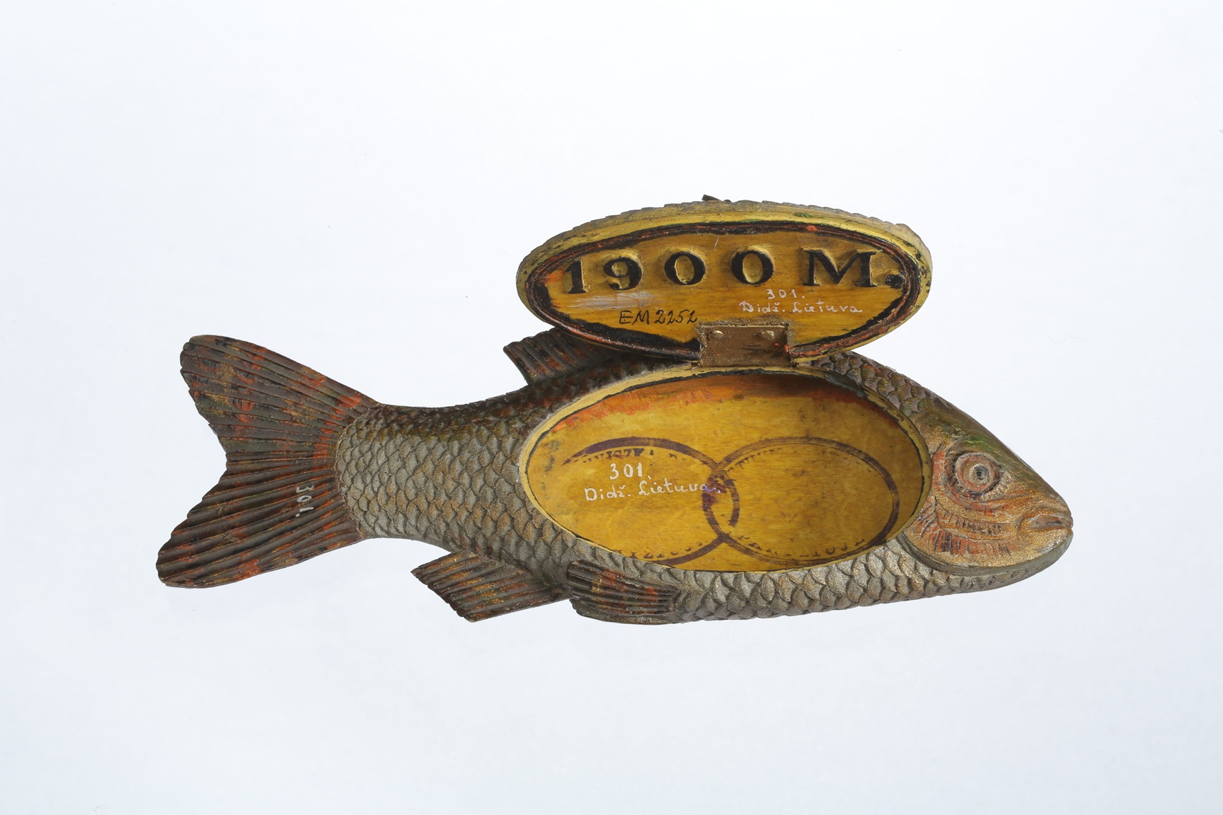 魚形たばこ入れ　1900年　リトアニア国立博物館