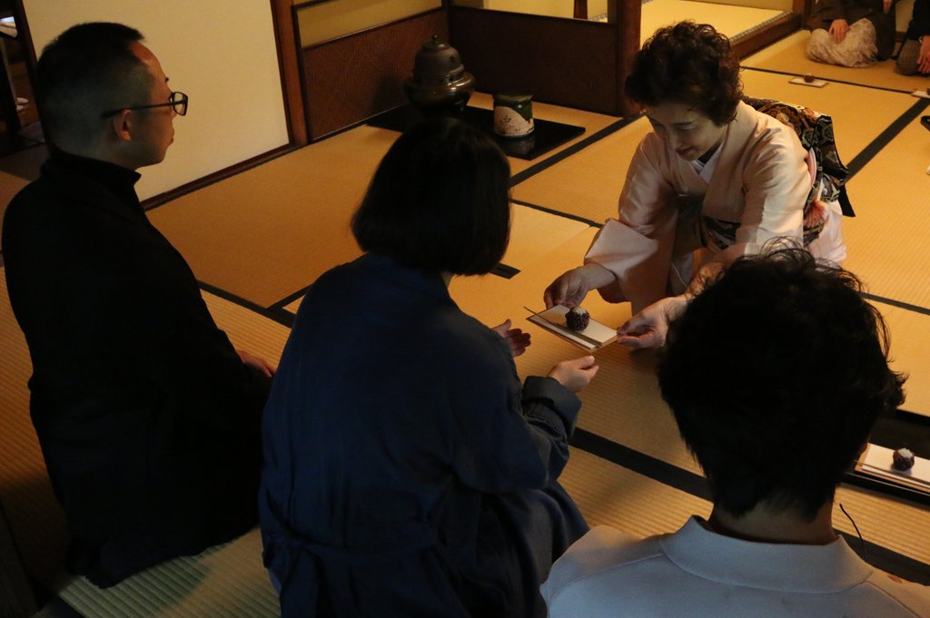 2025年「秋の呈茶」の様子。亭主がお菓子を渡している。