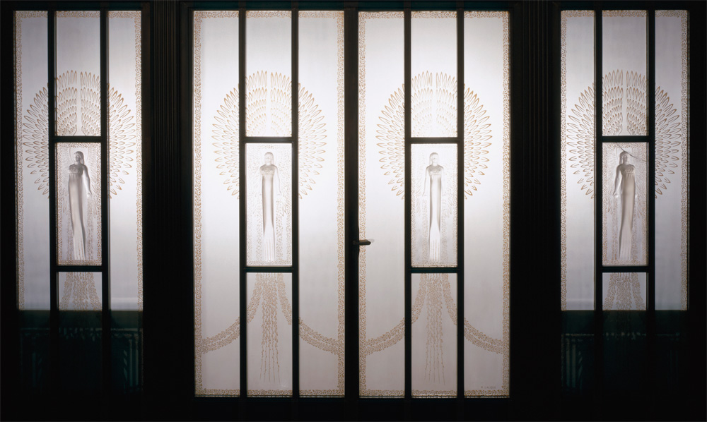 正面玄関ガラスレリーフ扉。翼を広げる女性像。フランスのガラス工芸家ルネ・ラリックの作品です。